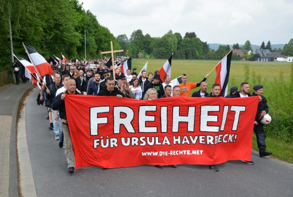 Ursula Haverbeck: 500 Demonstranten setzen vor der JVA Brackwede starkes Zeichen der Solidarität